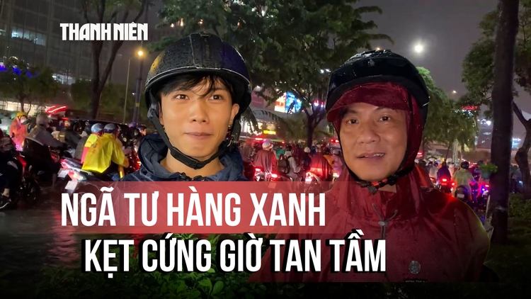 Mưa như trút nước, ngã tư Hàng Xanh kẹt cứng giờ tan tầm