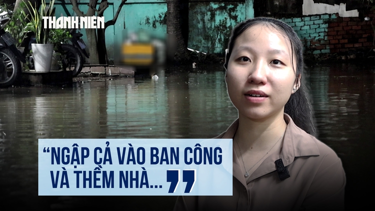 Nước ngập lút bánh xe, kẹt xe giờ tan tầm vì triều cường trên đường Bình Quới
