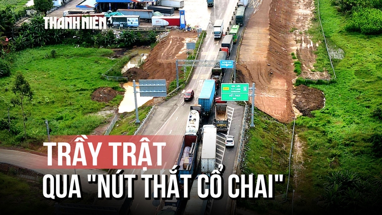 Xe cộ trầy trật qua 'nút thắt cổ chai' cao tốc Đà Nẵng - Quảng Ngãi và quốc lộ 14B