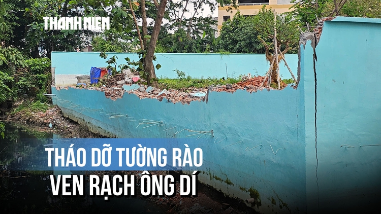 Tháo dỡ tường rào xây không phép ven rạch Ông Dí ở TP.HCM