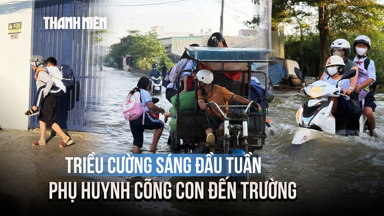 Triều cường gây ngập gần nửa mét ở TP.HCM, phụ huynh lội nước cõng con đến trường