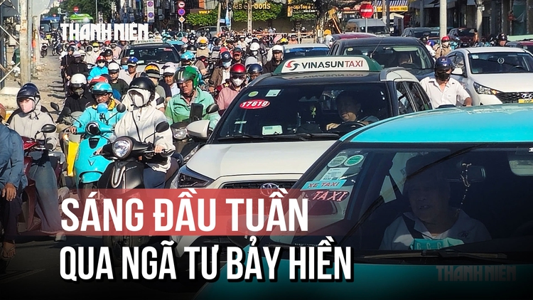 Sáng thứ hai đầu tiên qua ngã tư Bảy Hiền sau khi lắp dải phân cách