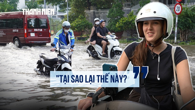 Du khách Anh lần đầu thấy cảnh đường hóa thành sông, phải thay dép lội nước: 'Tại sao lại thế này?'