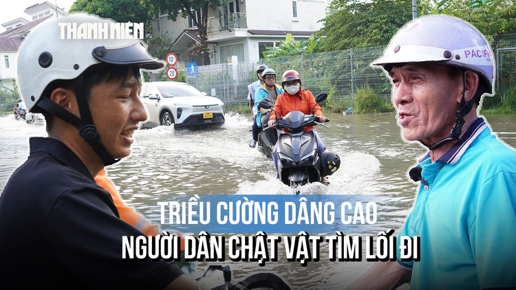 Triều cường dâng cao ở TP.HCM: Đi tiếp sợ chết máy, quay đầu lại gặp ùn tắc