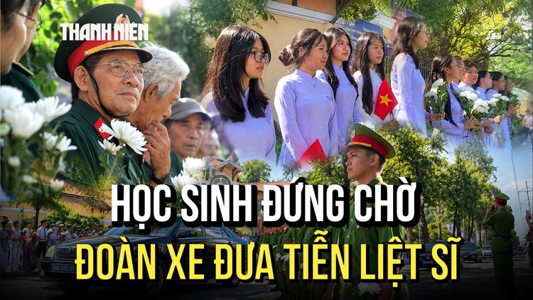 Tiễn đưa 731 hài cốt liệt sĩ: Học sinh TP.HCM dậy sớm chờ đoàn xe ngang qua trường