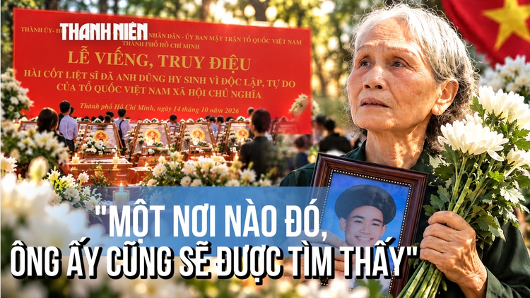 Mang di ảnh người thương đưa tiễn liệt sĩ, mong 'nơi nào đó ông cũng được tìm thấy'