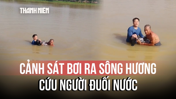 Khoảnh khắc cảnh sát đường thủy bơi ra sông Hương cứu người đuối nước