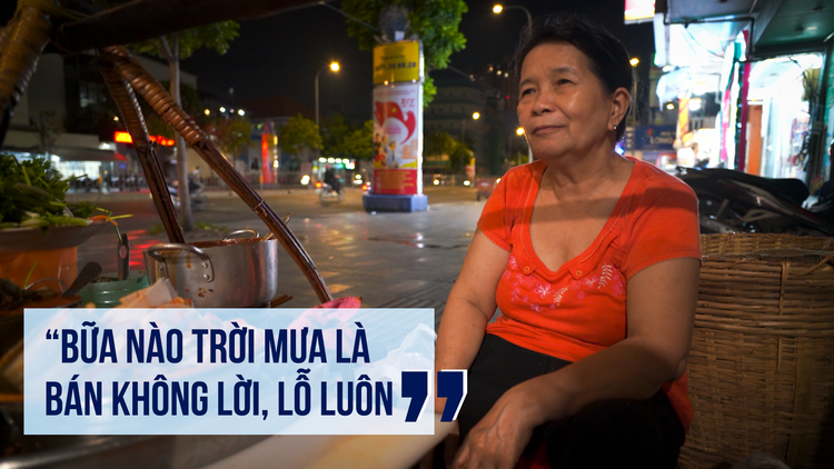 Gánh bánh mì đêm hơn 30 năm ở TP.HCM: Lời đủ sống qua ngày, còn dư thì cho hết 