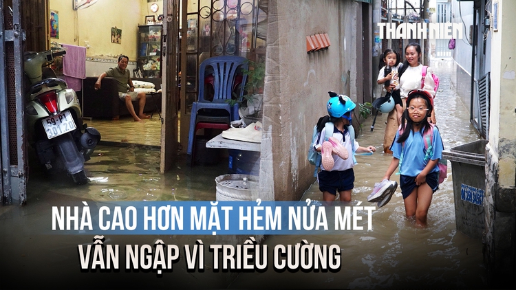 Hẻm ở TP.HCM ngập hơn nửa mét vì triều cường, người dân chờ nước rút mới ăn cơm