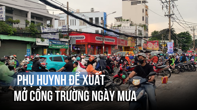 Ùn tắc giờ tan học: Phụ huynh đề xuất mở cổng trường ngày mưa