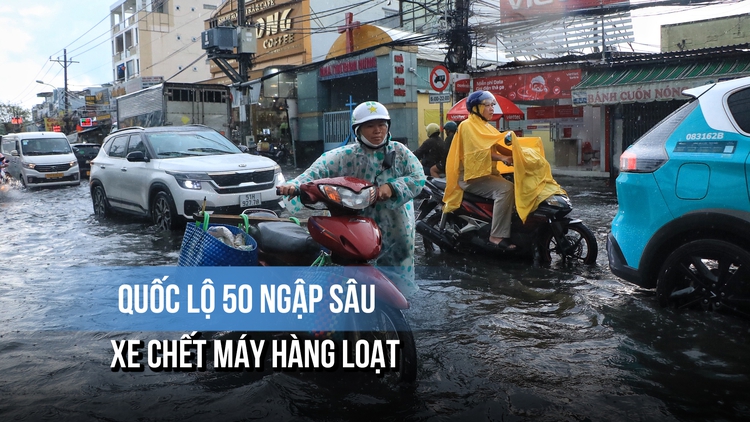 TP.HCM mưa trắng trời chiều 31.10, quốc lộ 50 ngập sâu, xe chết máy hàng loạt