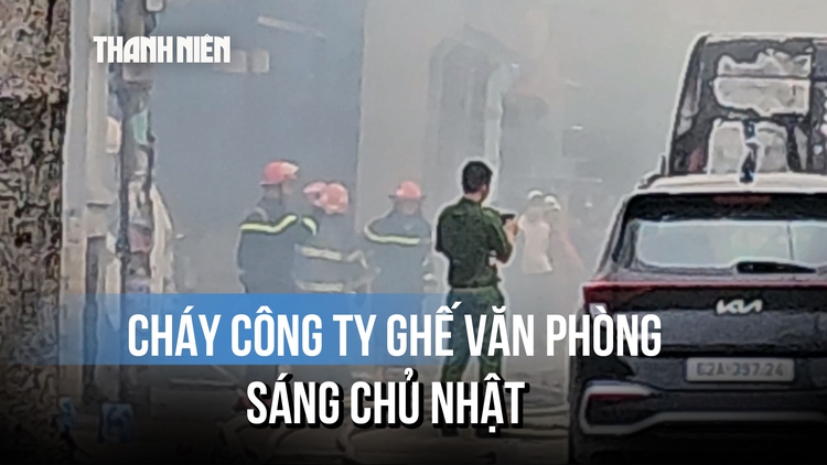 Công ty sản xuất ghế văn phòng cháy lớn, ô tô đỗ cạnh xưởng 'vạ lây'