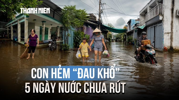 Hẻm ở TP.HCM ngập 5 ngày chưa rút, người dân phải thuê khách sạn ở tạm