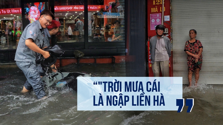 Đường Mã Lò ngập sâu sau mưa lớn, ông bà cụ U.80 mắc kẹt hơn 2 giờ 