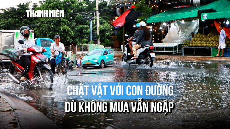 Không mưa vẫn ngập, người dân Hóc Môn chật vật qua nút giao đang thi công