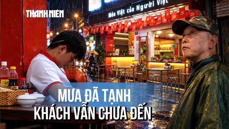 Mưa tạnh, đường hết ngập: Vì sao phố ẩm thực Phan Xích Long vẫn vắng khách?