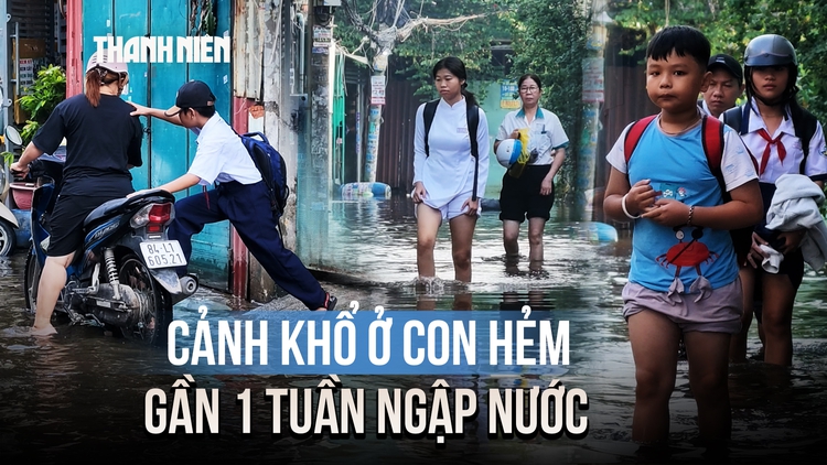 Cảnh khổ ở hẻm TP.HCM: Gần 1 tuần ngập nước, học sinh lội nước đi học