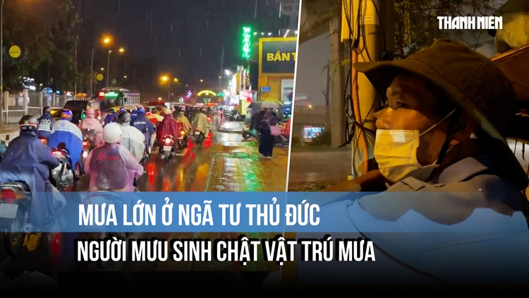 Mưa lớn ở ngã tư Thủ Đức: Người mưu sinh chật vật tìm chỗ trú, shipper tắt app
