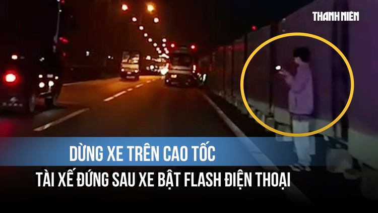 Dừng xe trên cao tốc, tài xế đứng sau xe bật flash điện thoại: Quá nguy hiểm!