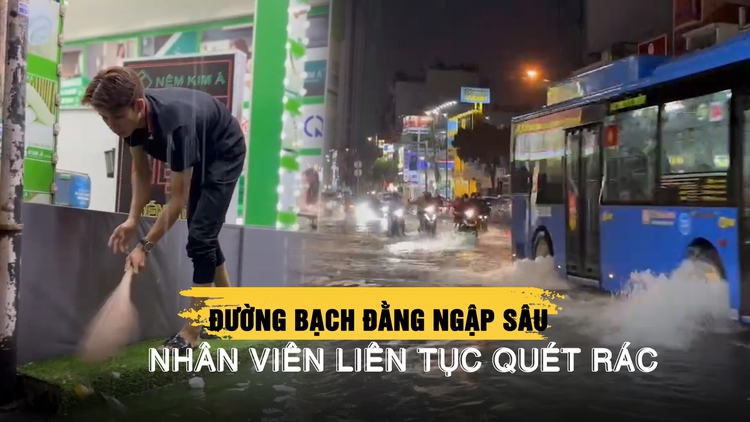 Mưa lớn chiều tối 7.10: Đường Bạch Đằng ngập quá vỉa hè, nhân viên tất bật quét rác