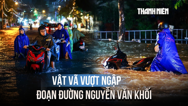 Đường Nguyễn Văn Khối thành sông sau mưa lớn, sóng xô ngã người đi đường