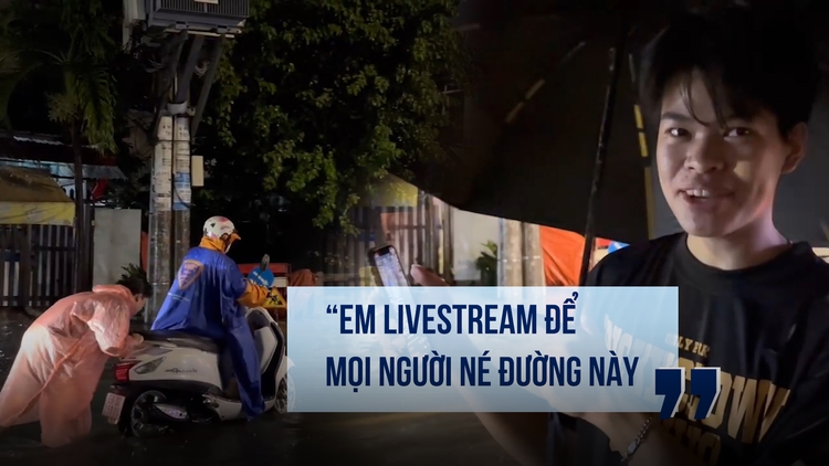 Mưa lớn gây ngập sâu ở TP.HCM: Người livestream cảnh báo, sinh viên đẩy xe giúp người đi đường