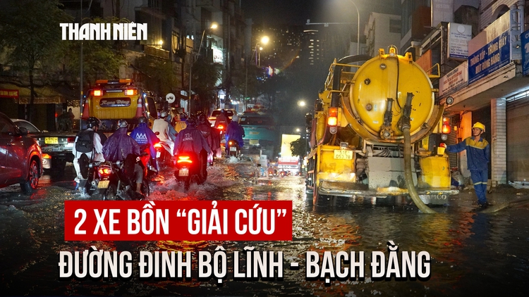 TP.HCM mưa lớn, 2 xe bồn 'giải cứu' đường Đinh Bộ Lĩnh - Bạch Đằng ngập gần 5 tiếng