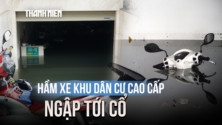 Hầm xe khu dân cư cao cấp ở TP.HCM ngập hơn 1 mét, nhiều xe máy chìm trong nước