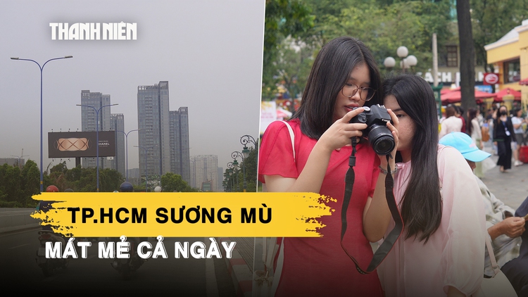 TP.HCM sương mù, mát mẻ cả ngày: Người mưu sinh dễ thở, người du xuân thích thú