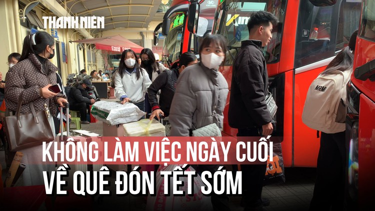 Giao thông ùn tắc, người dân tay xách nách mang rời Thủ đô về quê ăn Tết