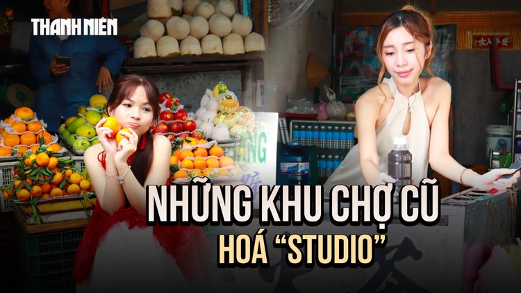 Đổ xô chụp ảnh Tết tại các sạp trái cây, tiệm nước sâm trong khu chợ cũ