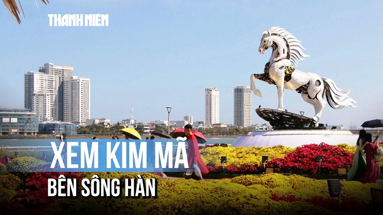 Linh vật Kim Mã hút khách, trở thành điểm “check in” cận Tết tại Đà Nẵng