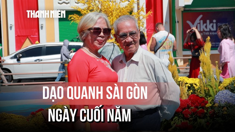 TP.HCM trước đêm giao thừa: Người dân gửi lời chào năm Bính Ngọ