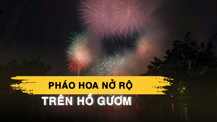 Pháo hoa nở rộ trên hồ Gươm, người Hà Nội gửi ước vọng vào năm mới Bính Ngọ