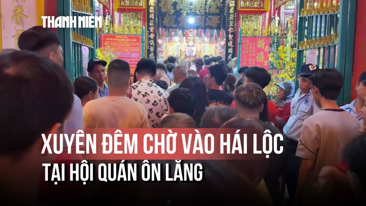 Dòng người xếp hàng xuyên đêm dâng hương, cầu bình an đầu năm ở hội quán hơn 300 tuổi