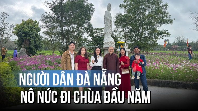 Mùng 1 rộn ràng: Người dân Phú Ninh đi chùa cầu bình an đầu xuân