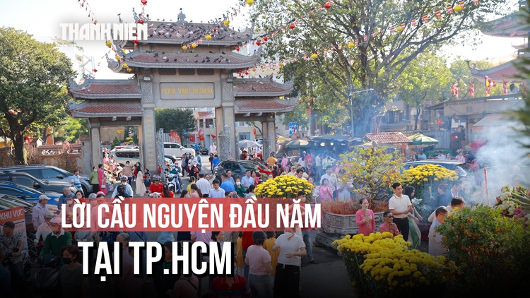 Mùng 1 Tết Bính Ngọ: Thành phố rực rỡ sắc xuân, người dân đi lễ cầu may