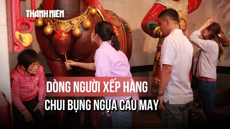 Dòng người kiên nhẫn xếp hàng chờ chui bụng ngựa dịp đầu năm: Vì sao?