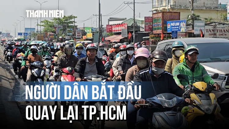 Người dân lỉnh kỉnh đồ đạc quay lại TP.HCM