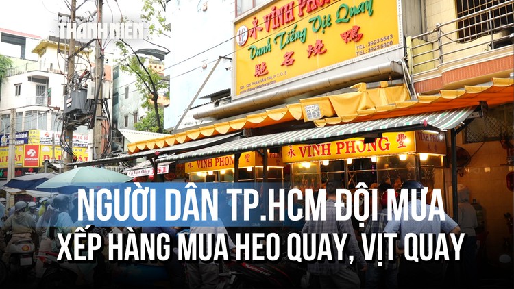 Người dân TP.HCM đội mưa xếp hàng mua heo quay, vịt quay ngày vía Thần tài
