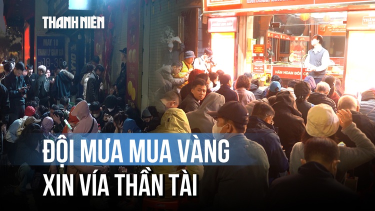 Hà Nội: Xếp hàng mua vàng từ sáng sớm, cầu may ngày vía thần Tài