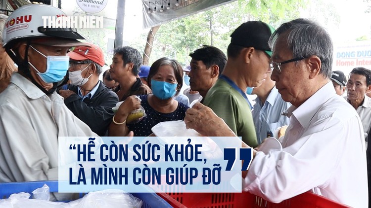 Triết lý 'còn xài được còn làm' của giáo sư 10 năm bưng cơm từ thiện