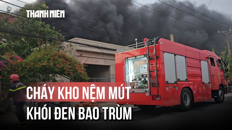 Cháy lớn kho nệm mút ở Củ Chi, khói đen bao trùm