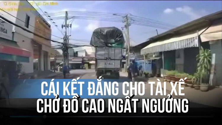 Thót tim xe tải chở đồ cao ngất ngưởng, rơi bao hàng trúng người đi đường