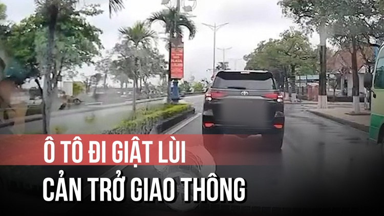 Xác minh ô tô đi ‘giật lùi’ giữa đường, nghi gây khó cho xe phía sau