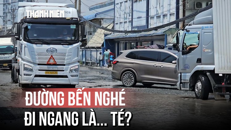 Đường Bến Nghé xuống cấp nặng, xe máy chật vật tránh 'hố tử thần'