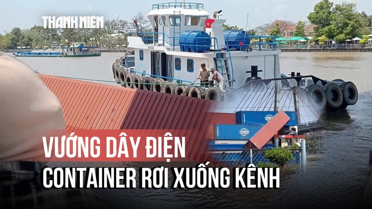 Container rơi xuống kênh Chợ Gạo do vướng dây điện
