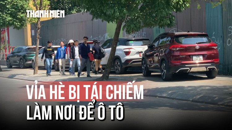 Tái diễn tình trạng ô tô chiếm vỉa hè công viên, lòng đường tại Hà Nội