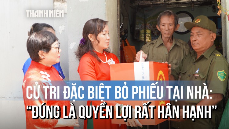 Mang hòm phiếu đến nhà những cử tri đặc biệt: ‘Đúng là quyền lợi rất hân hạnh’