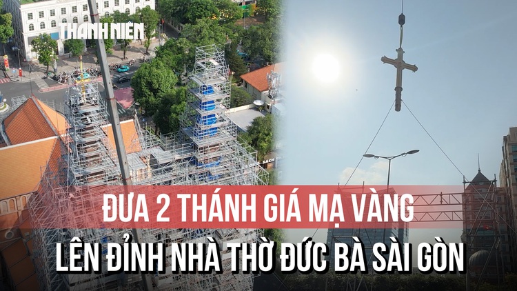 Khoảnh khắc đưa 2 Thánh giá mạ vàng 400 kg lên đỉnh nhà thờ Đức Bà
